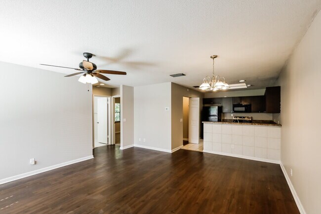Foto del edificio - 5350 Elmhurst Rd
