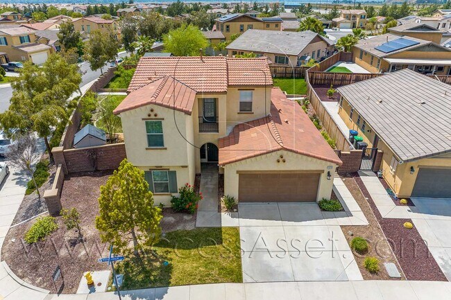 Foto del edificio - Stunning  Two-Story 4 Bed/3 Bath Home in B...