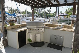 Building Photo - 313 Hendricks 4