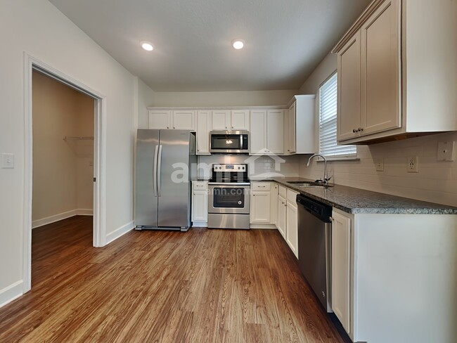Building Photo - 8498 Highfield Ave