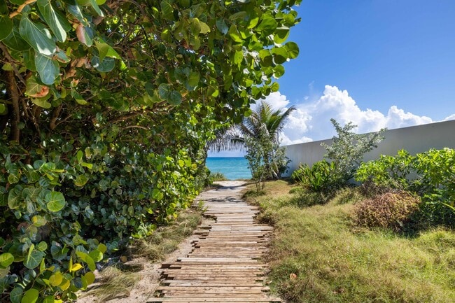 Foto del edificio - 1048 S Ocean Blvd