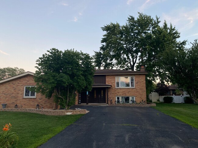 Building Photo - 452 N Pioneer Dr