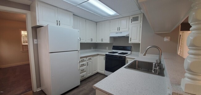 Building Photo - 1228 Kolle Ave