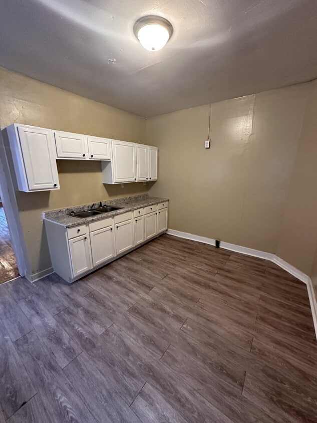 Building Photo - 4 Bedroom Southside Home