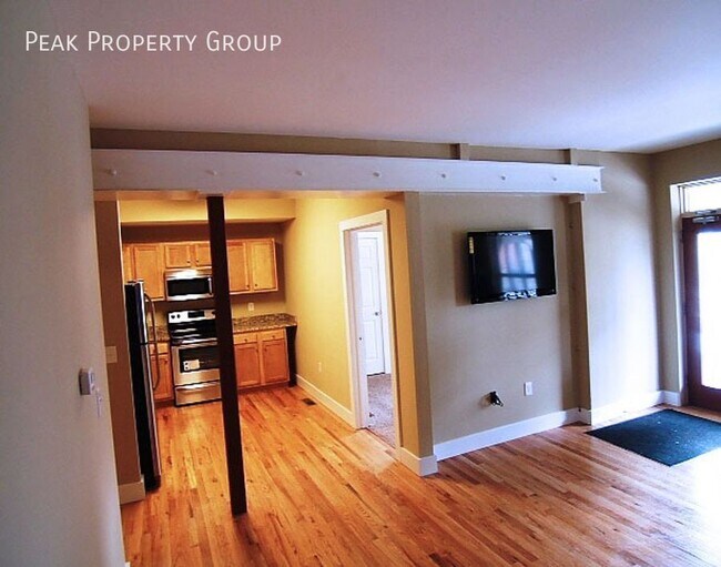 Building Photo - Available Fall 2025! 3 Bedroom Apartment L...