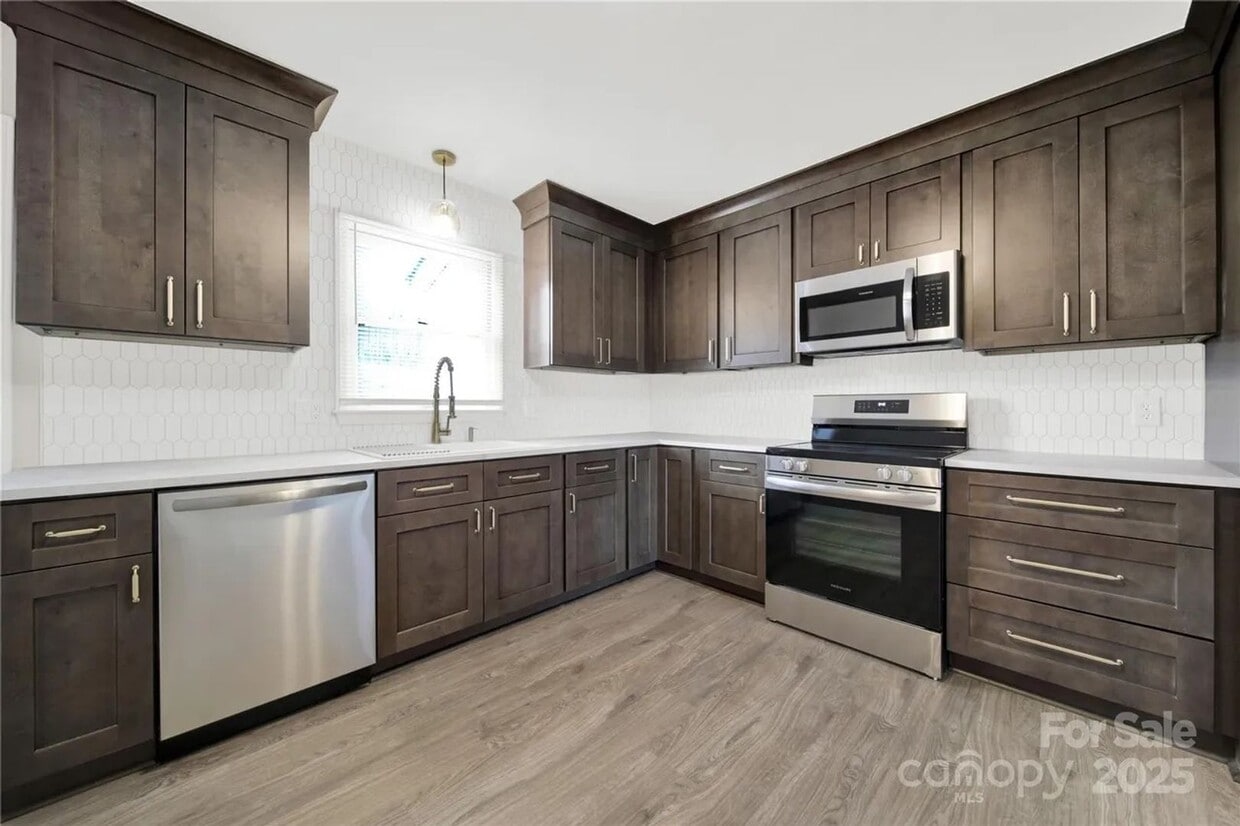 Foto principal - Fully Remodeled | 2BR/1.5BA Condo | Willowbrook
