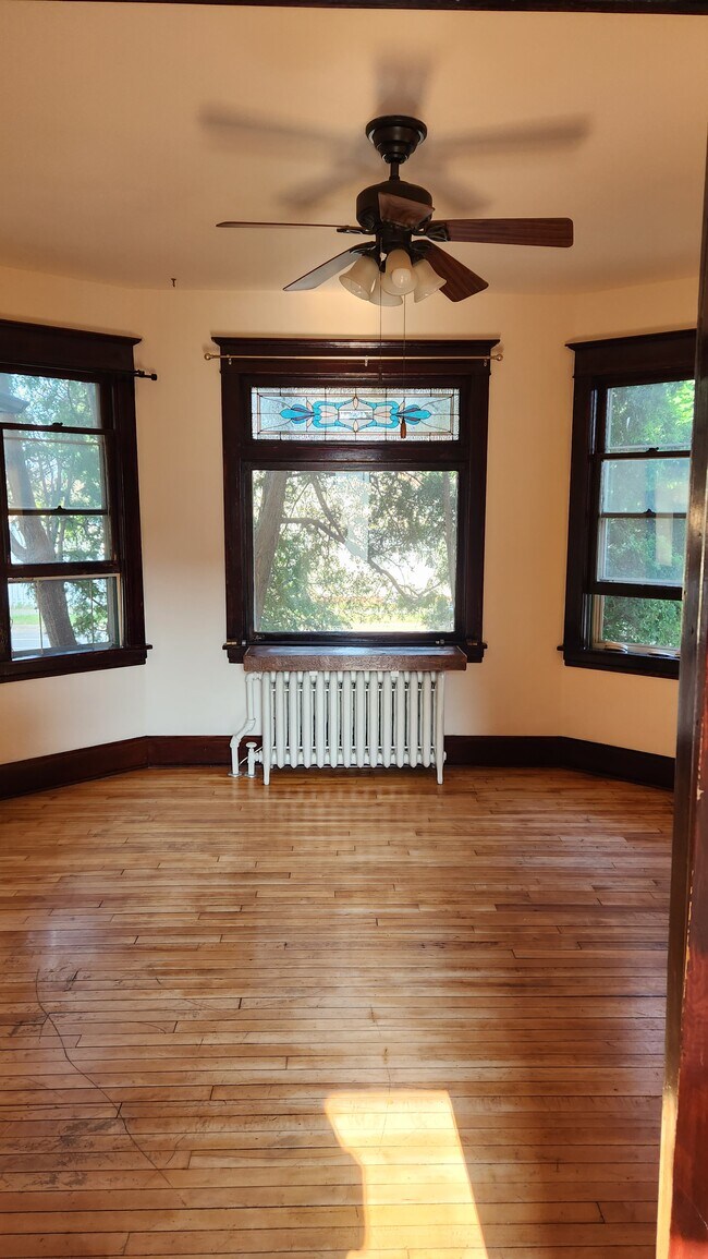 Foto del edificio - 942 Rose Ave E