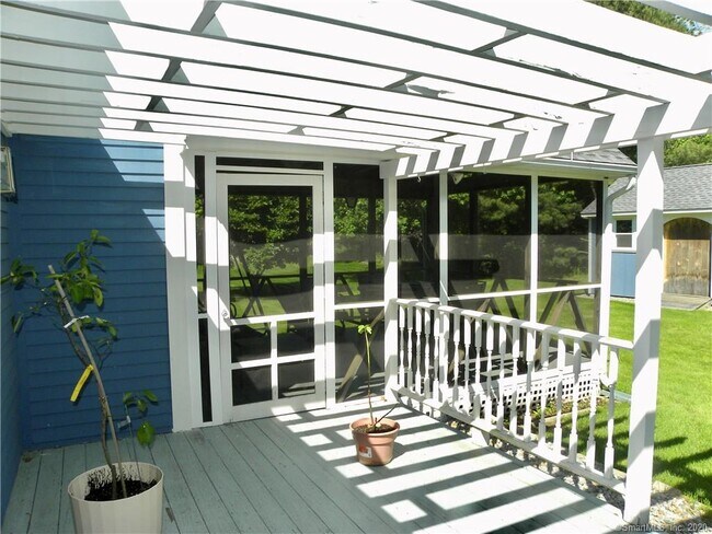 Building Photo - 98 Meadowbrook Dr
