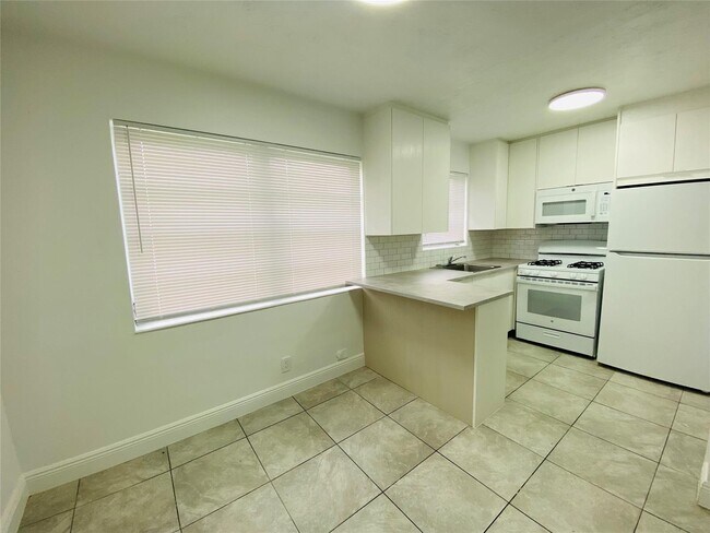 Foto del edificio - 5920 NW 16th Pl