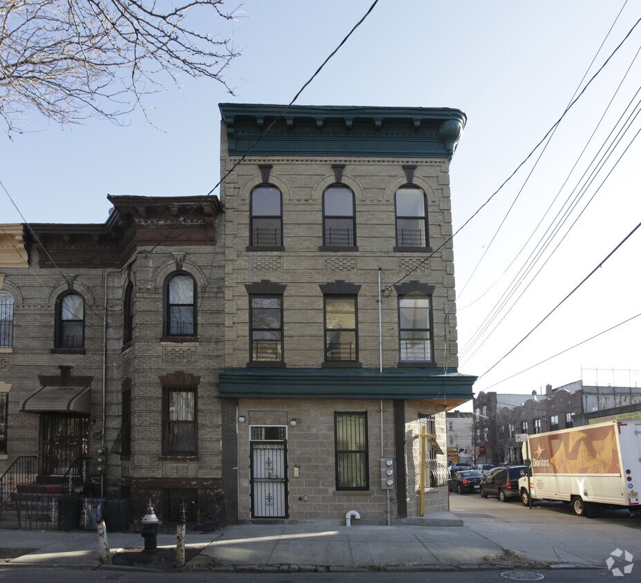 Building Photo - 453 Essex St