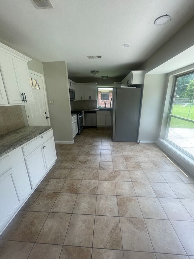 Building Photo - 3 bed / 2 bath home