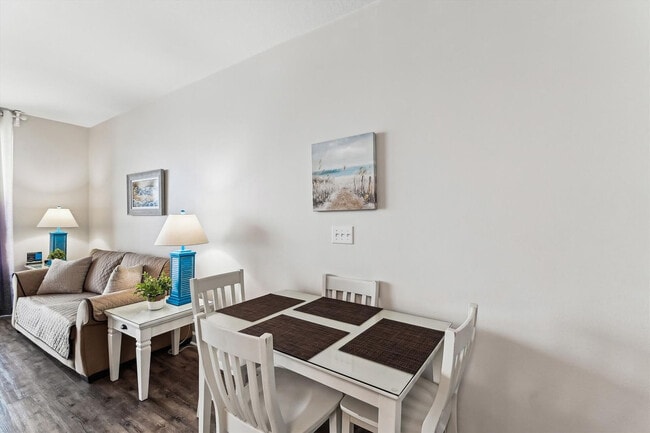 Foto del edificio - 9896 S Thomas Dr