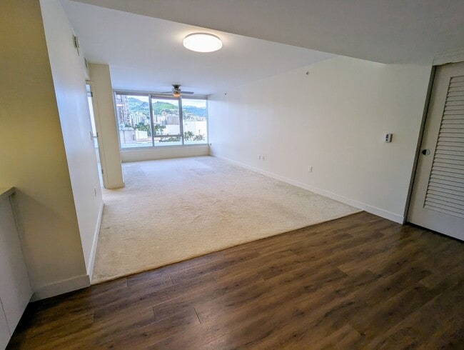 Foto del edificio - Symphony 2 Bed, 2 Bath, 1 Parking, Mountain views in Kakaako