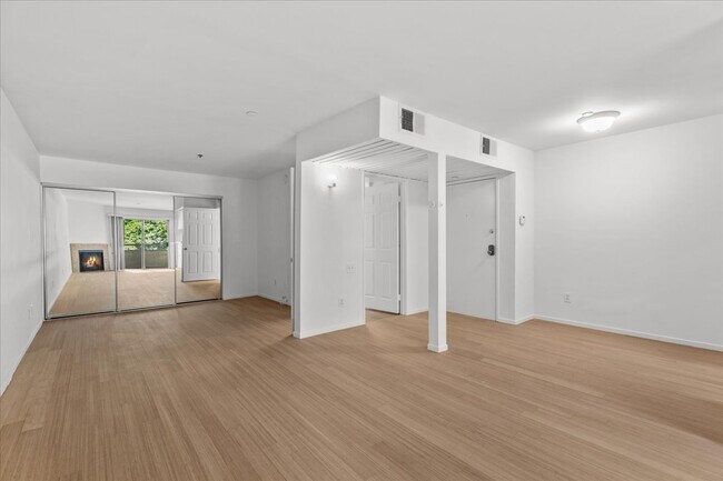 Foto del edificio - 10960 Ashton Ave