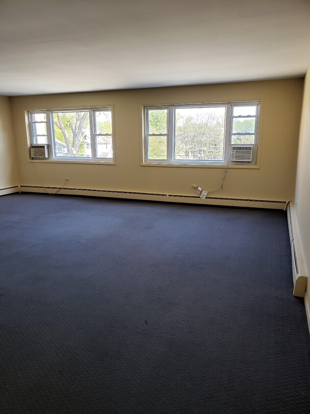 Living Room - 924 Warren Ave