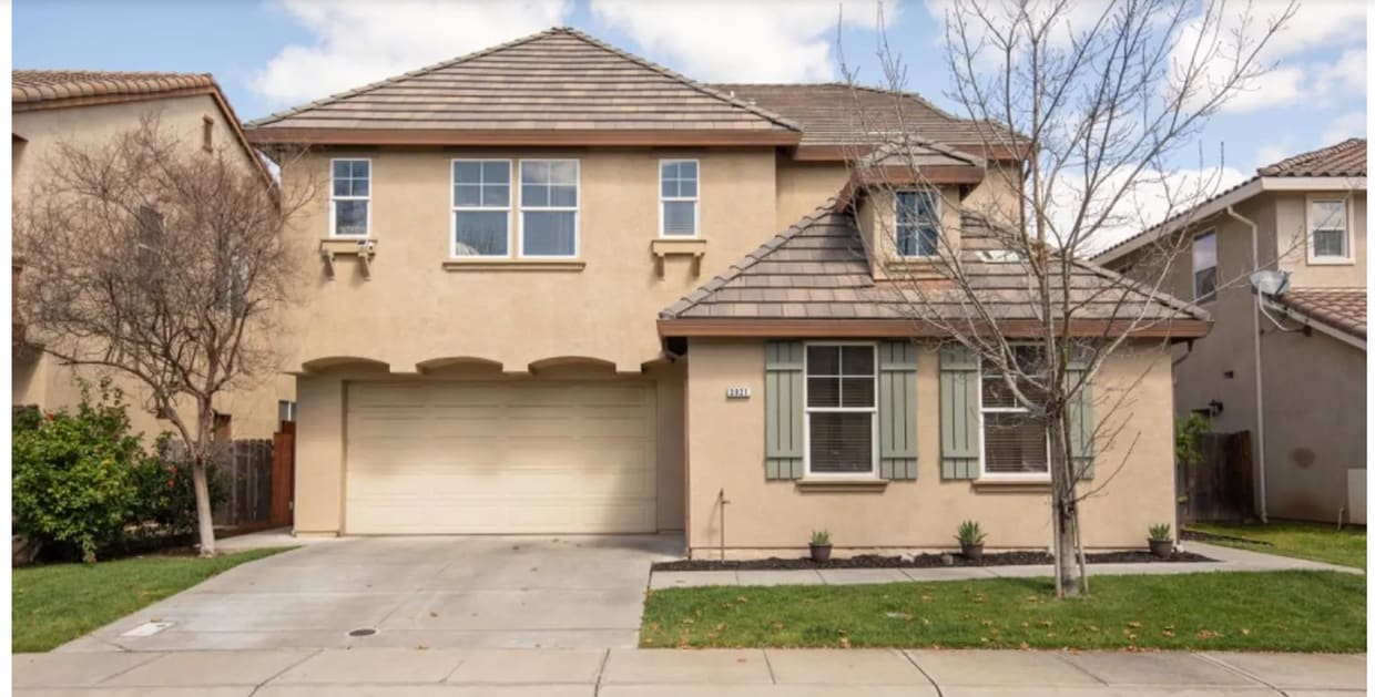 Primary Photo - Available now! 5 Bedrooms and 4 full Bathr...