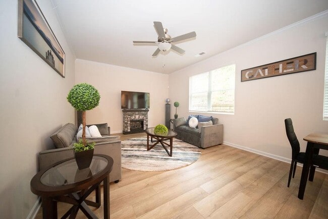 Foto del edificio - 585 River Gdns Dr