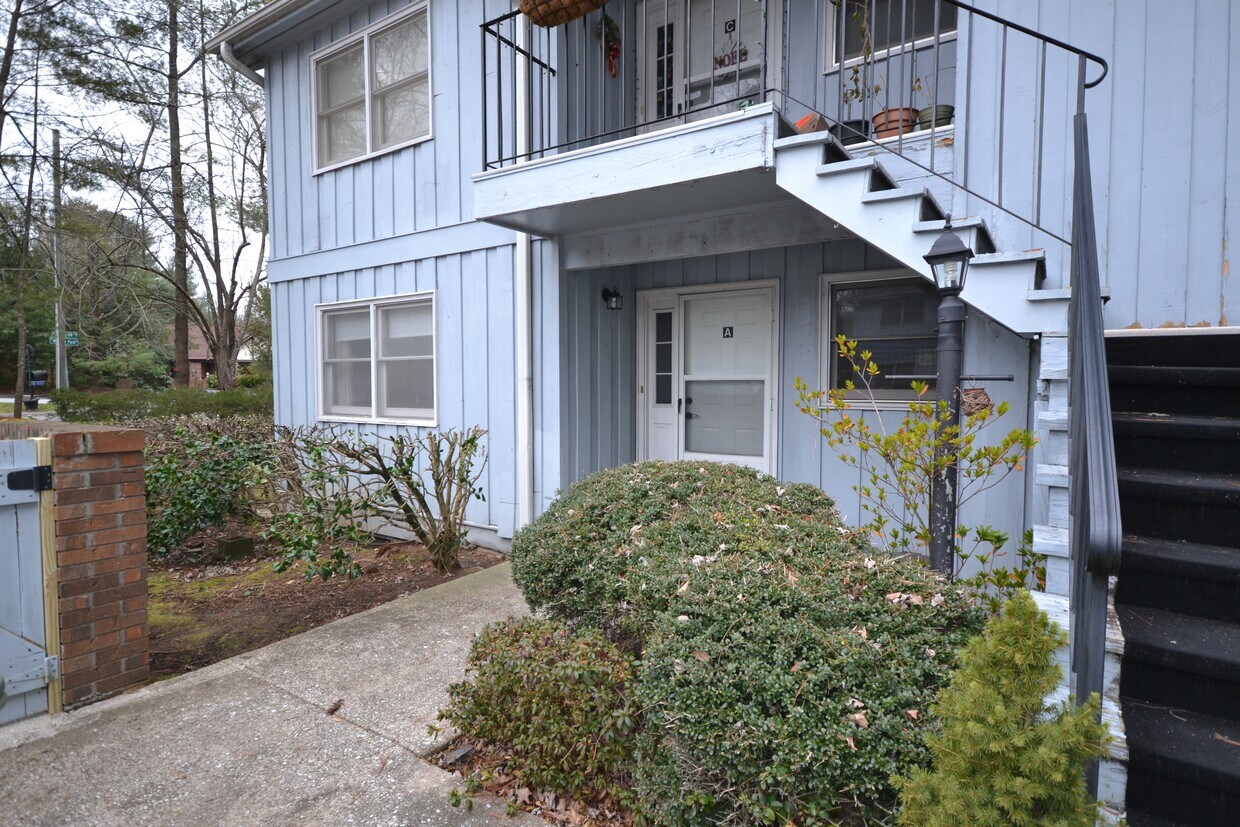 Primary Photo - 100 Meadow Park Ln