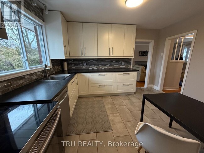 Building Photo - 7 Roundhay Dr