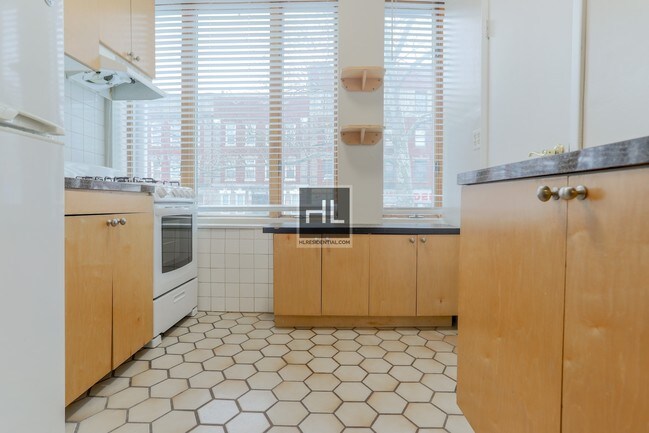 Building Photo - Jumbo 1 Bedroom Apartment w/ French Doors!