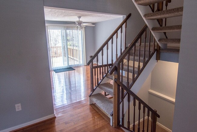 Building Photo - Commuters dream. Beautiful 3 BR 2 FB, 2 HB townhome