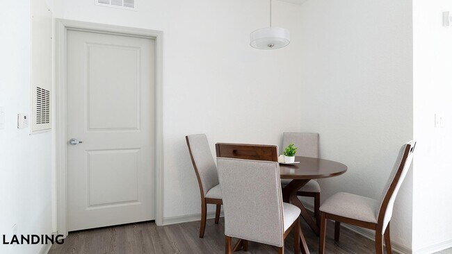 Foto del edificio - 9301 Summit Centre Way