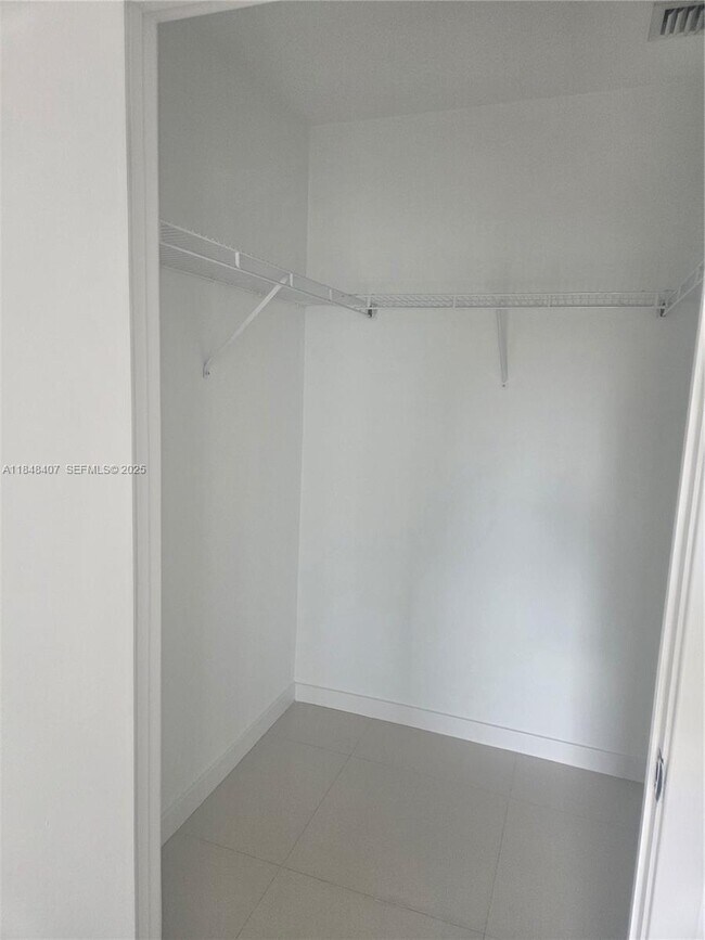 Foto del edificio - 79 SW 12th St