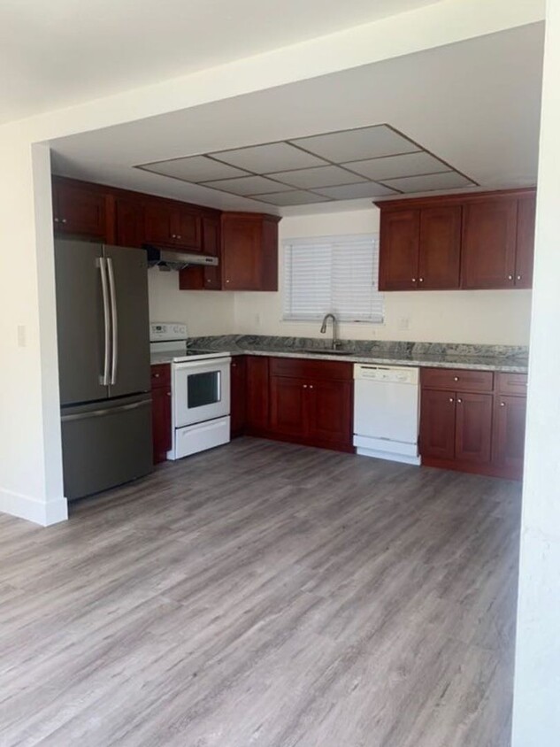 Primary Photo - Bright & Spacious Condo w/ Private 2 Car G...