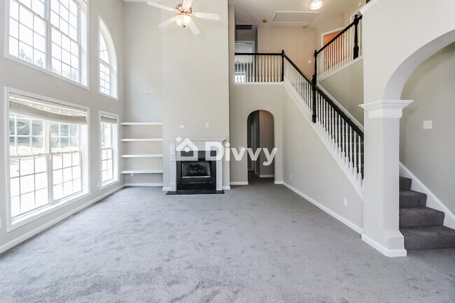 Building Photo - 5456 The Vyne Ave