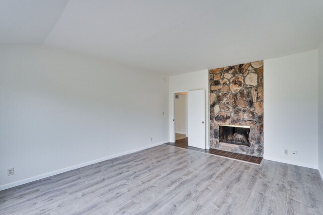 Foto del edificio - 3 BEDROOM 2 BATH House in Branham-Jarvis Neighborhood