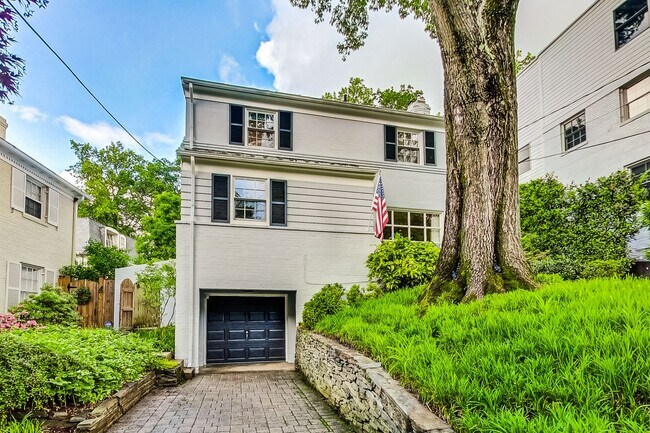 Foto del edificio - COMING SOON - Stunning 4 bed + 2 full & 2 1/2 bath Classic in NW DC