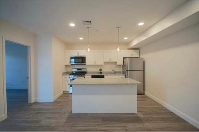 Foto del edificio - 693 Western Ave