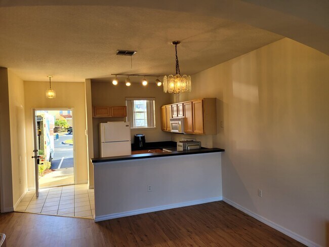 Foto del edificio - 458 Monroe Cir