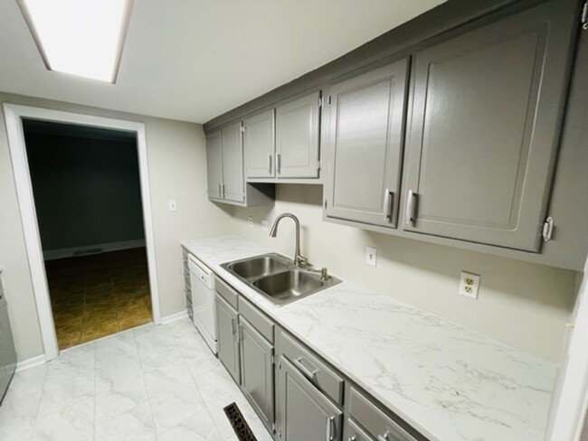 Building Photo - Spacious end of group THS with basement & ...