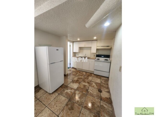 Building Photo - Cute studio apartment