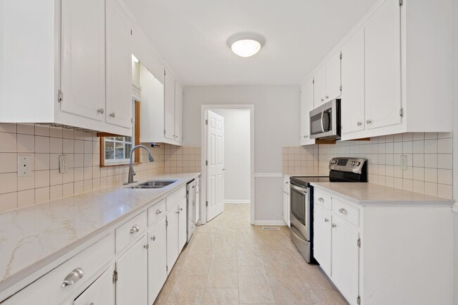 Building Photo - UPDATED 3 BR + Den Home w/ Workshop, RV Pa...