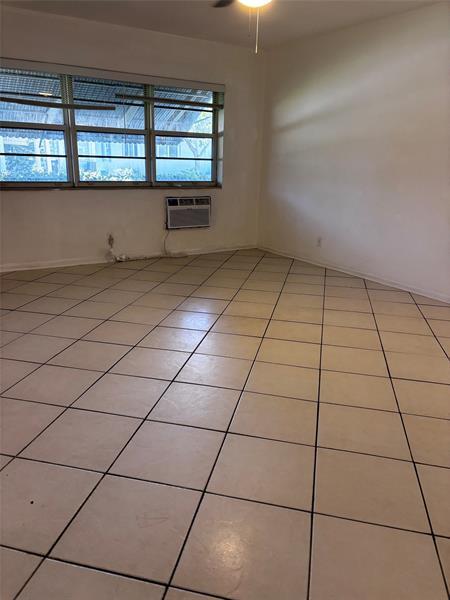 Foto del edificio - 1645 NE 12th St
