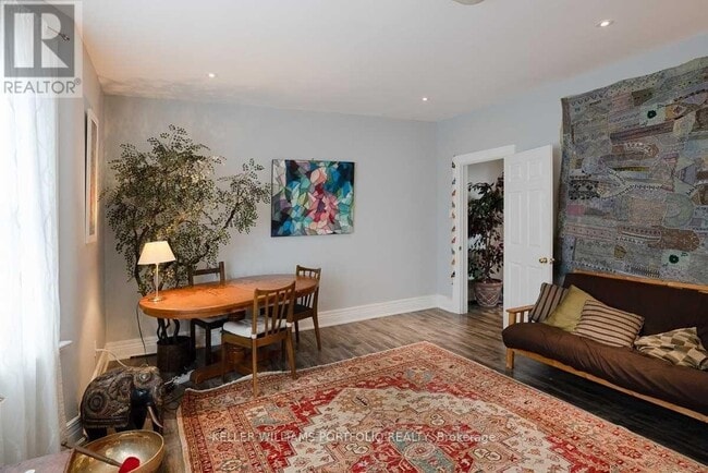 Building Photo - 2 Bloor St W