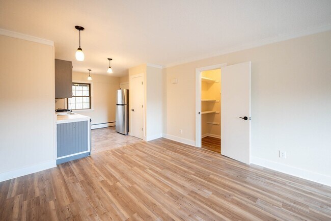 Foto del edificio - 549 Russell Rd