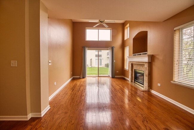 Building Photo - 1160 Hawthorne Ln