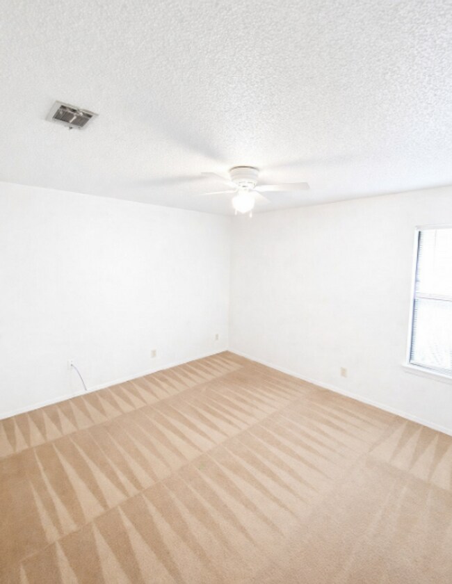 Foto del edificio - AVAILABLE MID MAY; APPLY TODAY AT OUR WEBSITE!!