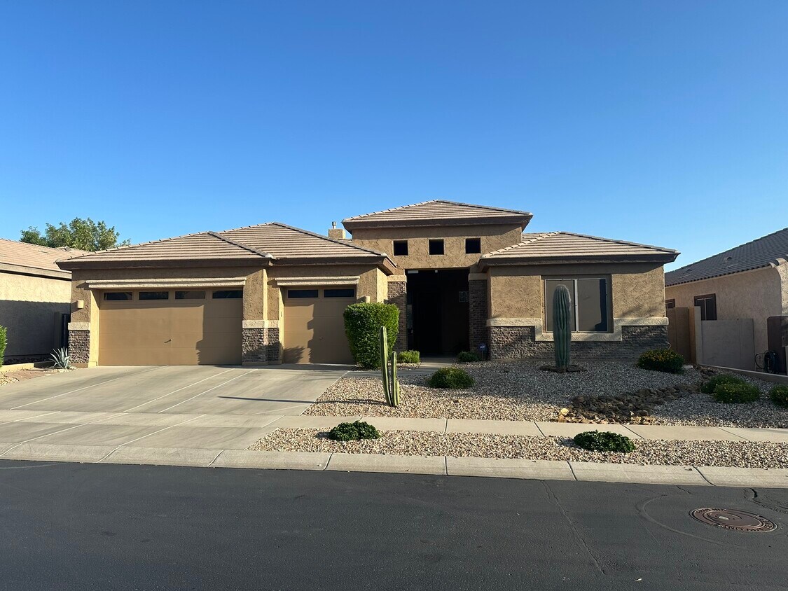 Foto principal - 2121 W Eagle Feather Rd