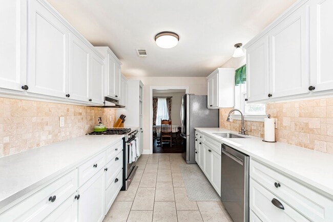 Building Photo - 3 Bedroom House Available off Jefferson Hwy