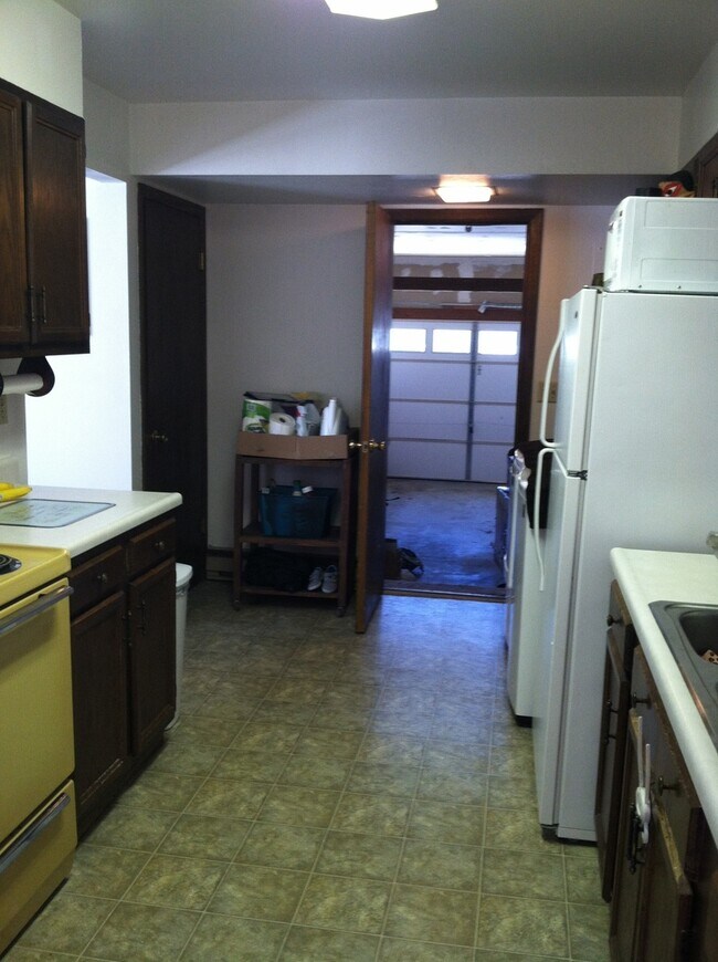 Building Photo - 2 Bedroom 1 Bathroom Unit in 4-Plex