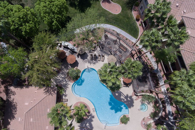 Vista aérea de la piscina - Sage Stone at Arrowhead Apartments