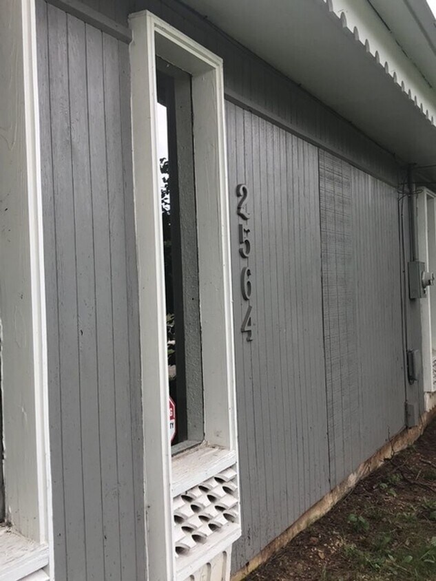 Foto principal - 2 Bed 1 Bath Home