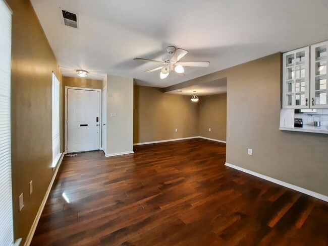 Foto del edificio - Bright & Spacious 2BR/2BA Otterbein Condo ...