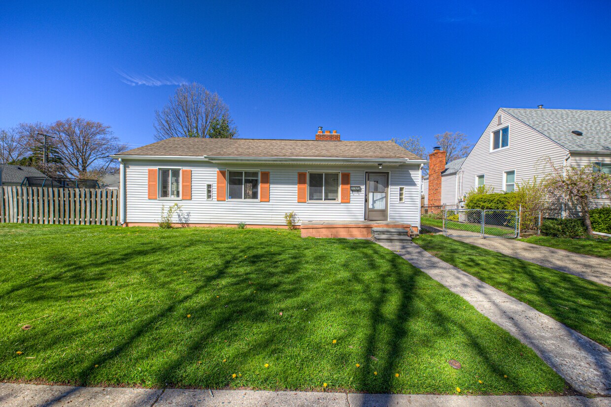 21923 Alger St, St Clair Shrs, MI 48080 House Rental in St Clair Shrs