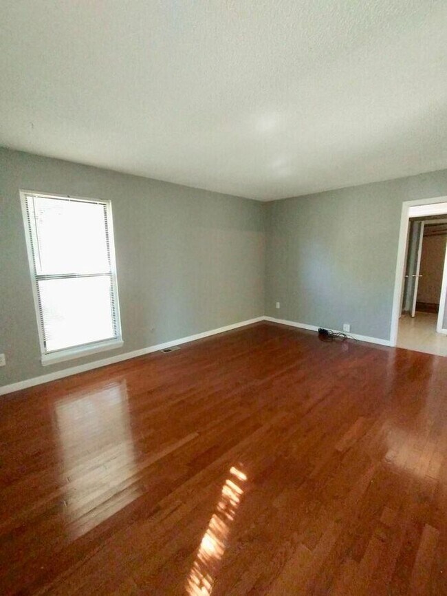 Building Photo - Adorable 2 Bedroom, 2 Bathroom Duplex in S...