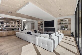 Building Photo - 2401 Driftwood Dr